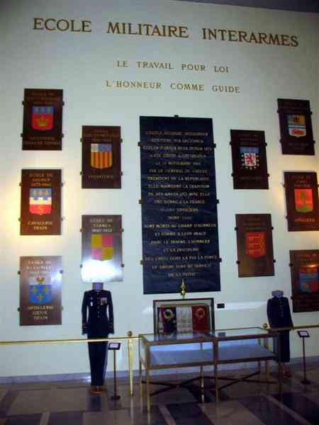 04_IMG_0114 (Sommier).jpg - ... la plaque concernant l'ÉMIA.